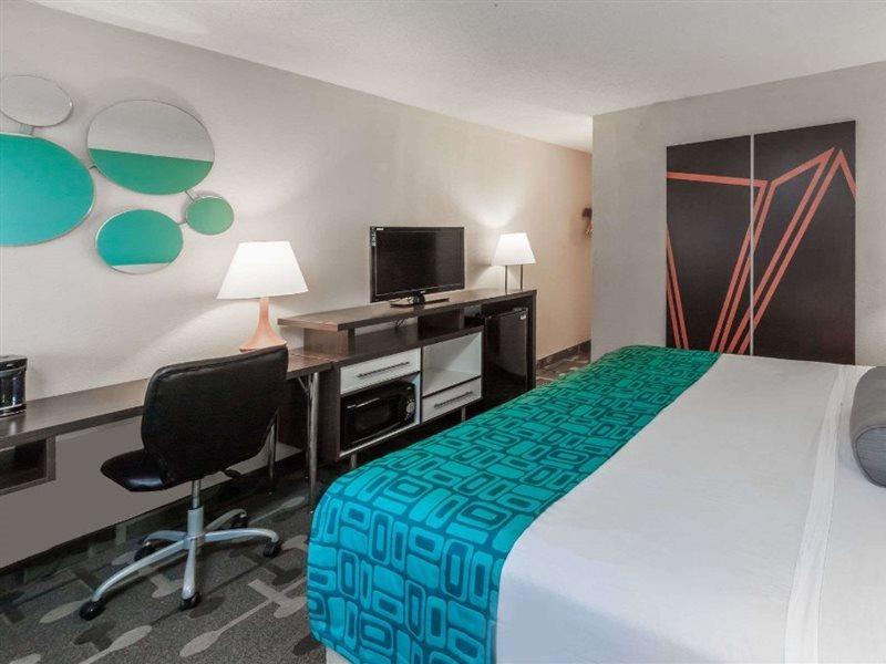 Howard Johnson By Wyndham Detroit Metro Airport Romulus
