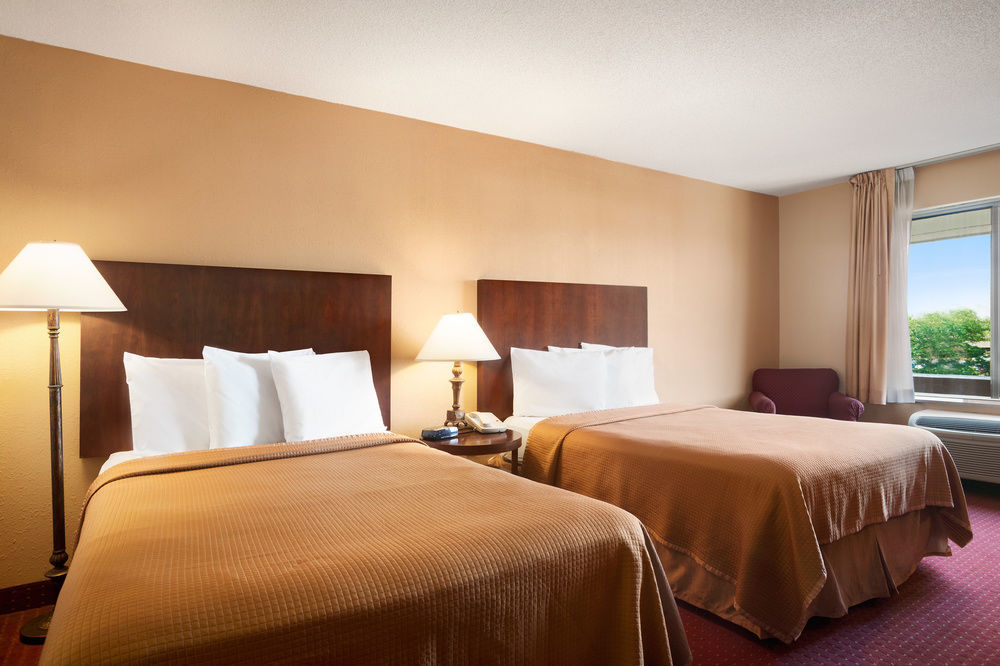 Hotel Howard Johnson By Wyndham Detroit Metro Airport 2*